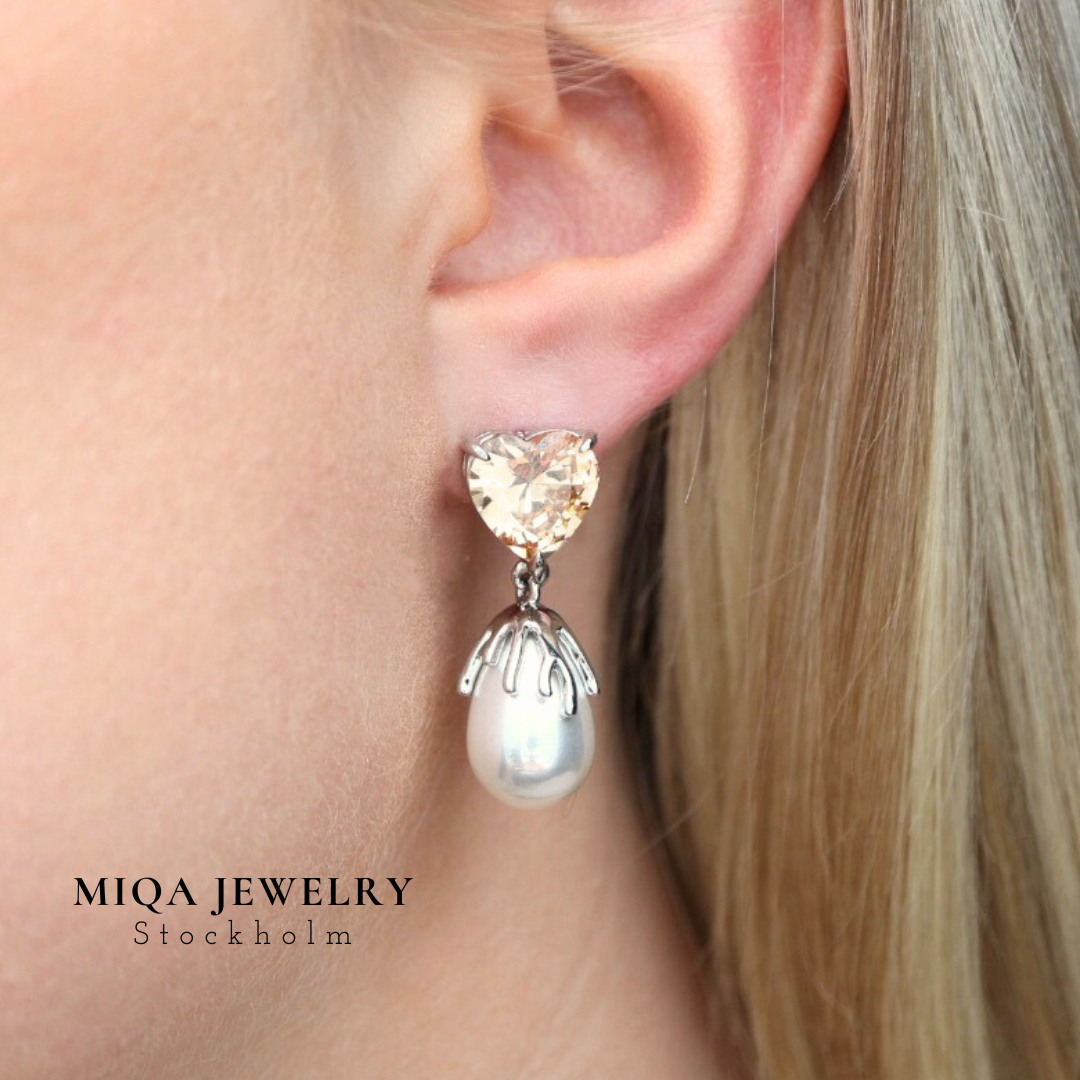 Pearl charm earring