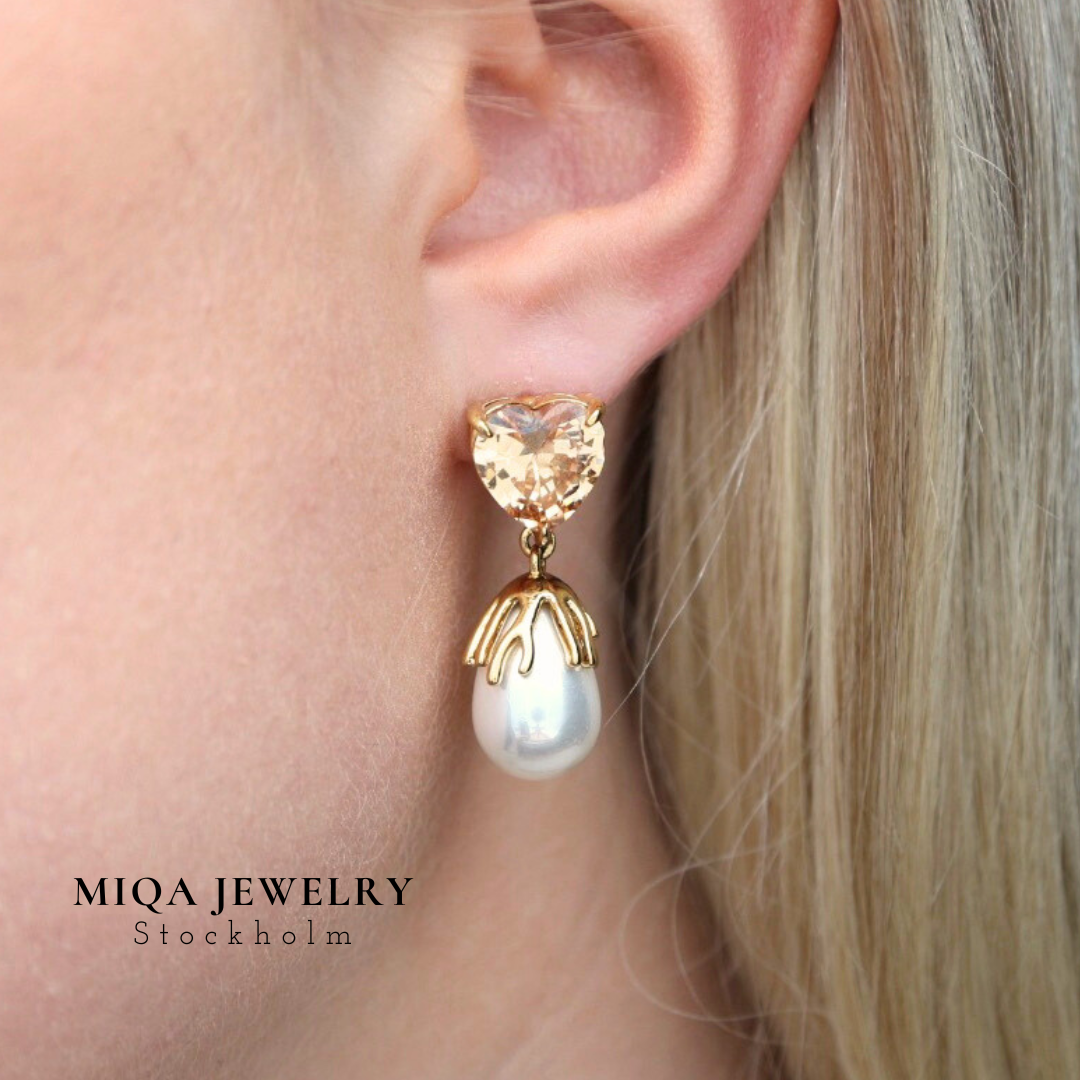 Pearl charm earring