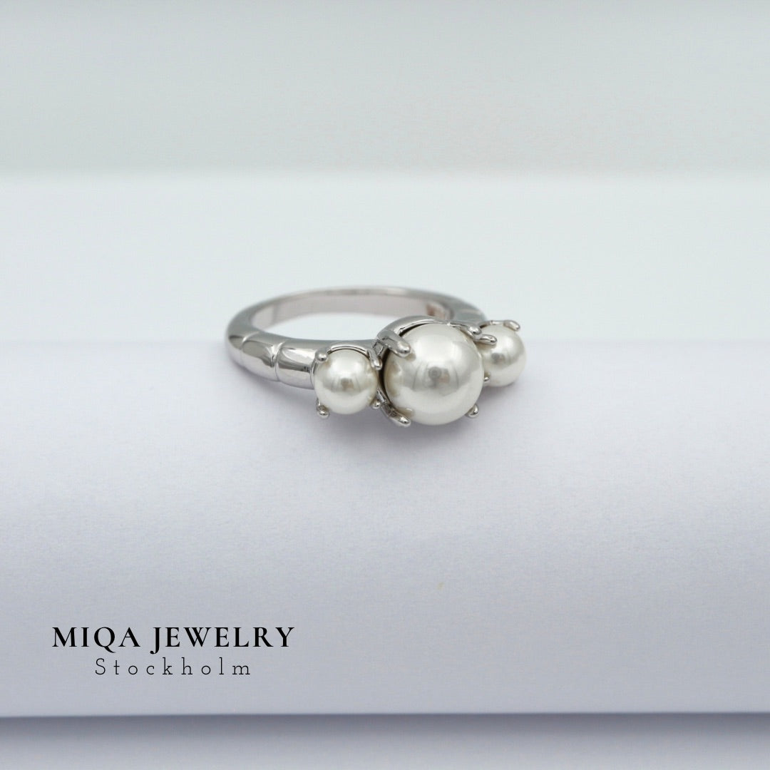 Pearl claw ring