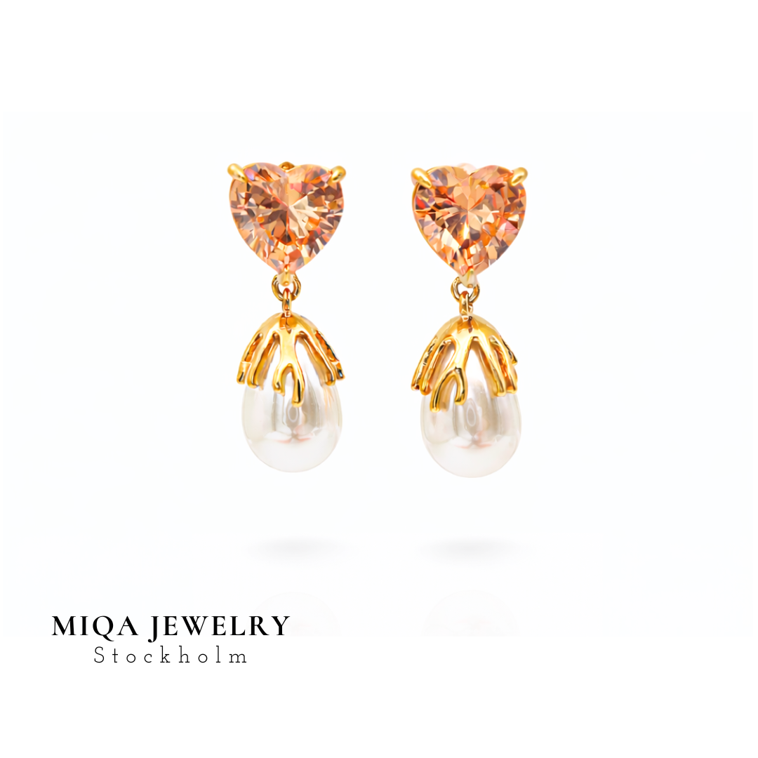 Pearl charm earring
