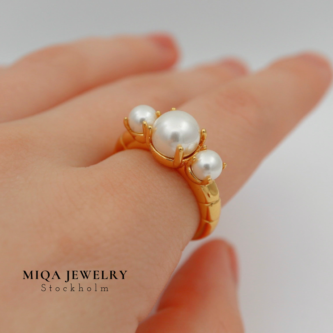 Pearl claw ring